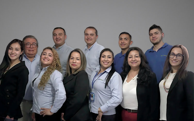 Equipo de Imporpack posando para fotografía corporativa